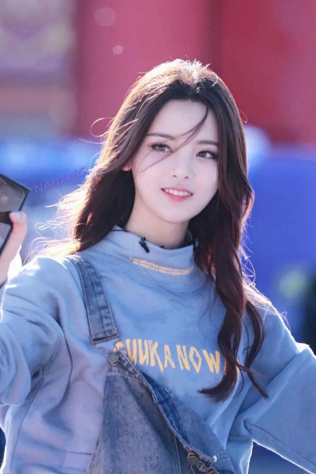 杨超越|因原名太过高调而被迫改名，原名曝光后，网友：不改估计更红