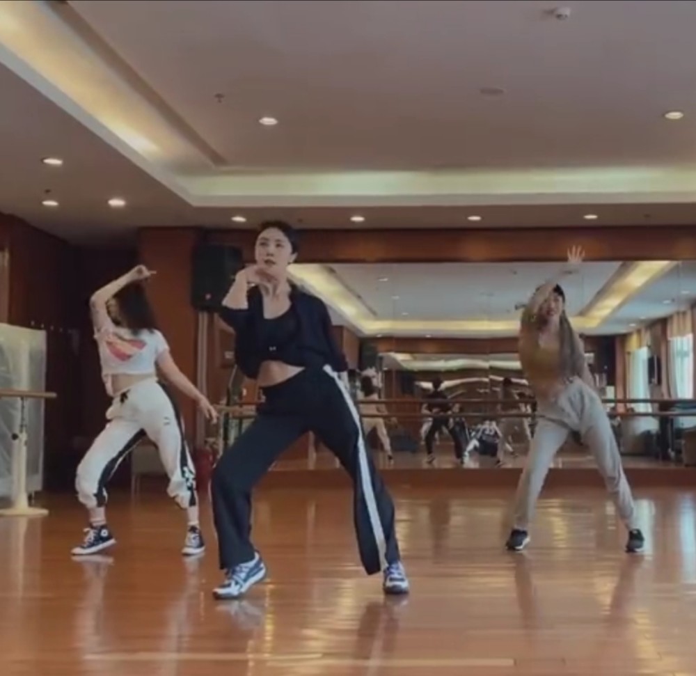 热搜|孙莉跳舞上热搜！勇站C位舞姿优美 这身材和容颜简直就是青春美少女