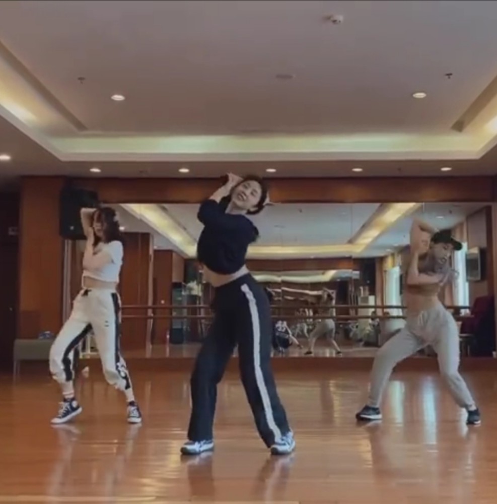 热搜|孙莉跳舞上热搜！勇站C位舞姿优美 这身材和容颜简直就是青春美少女