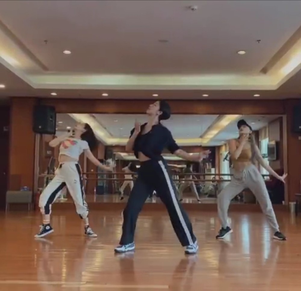 热搜|孙莉跳舞上热搜！勇站C位舞姿优美 这身材和容颜简直就是青春美少女