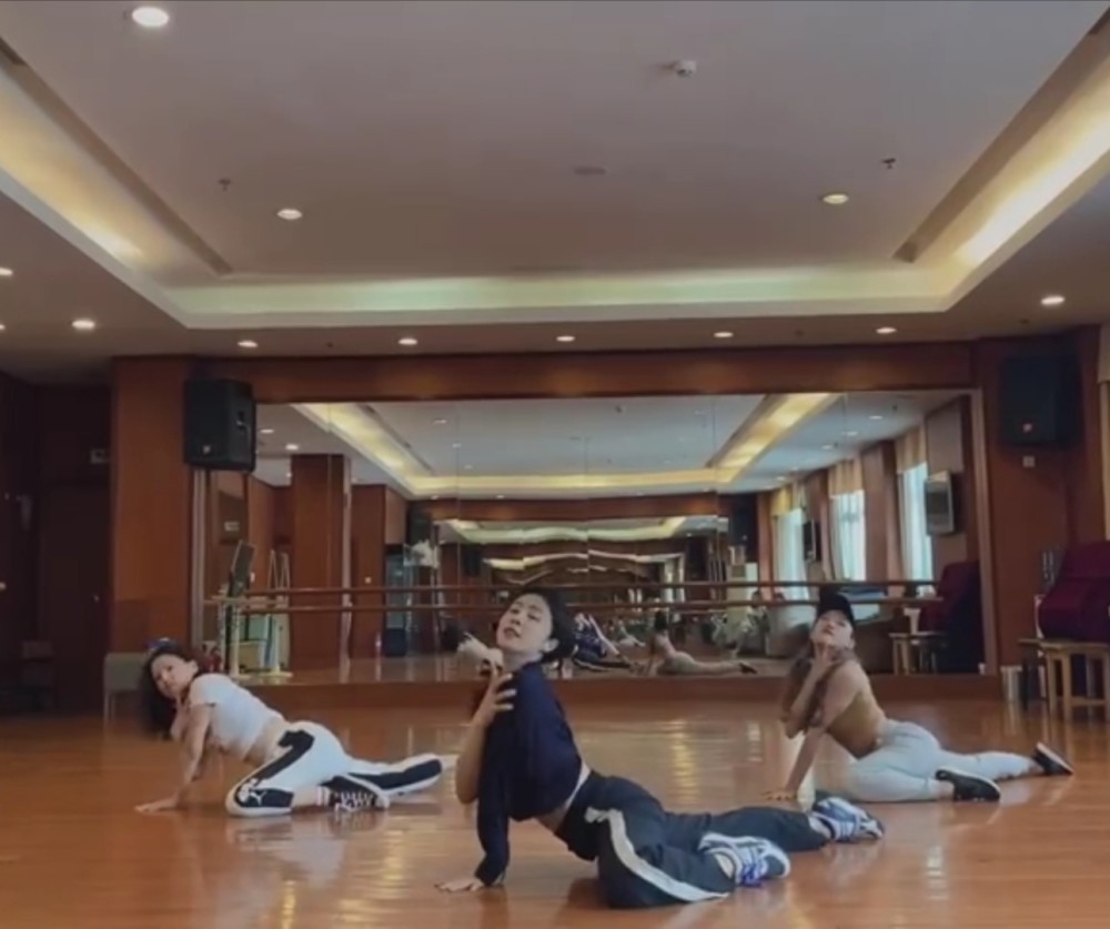 热搜|孙莉跳舞上热搜！勇站C位舞姿优美 这身材和容颜简直就是青春美少女