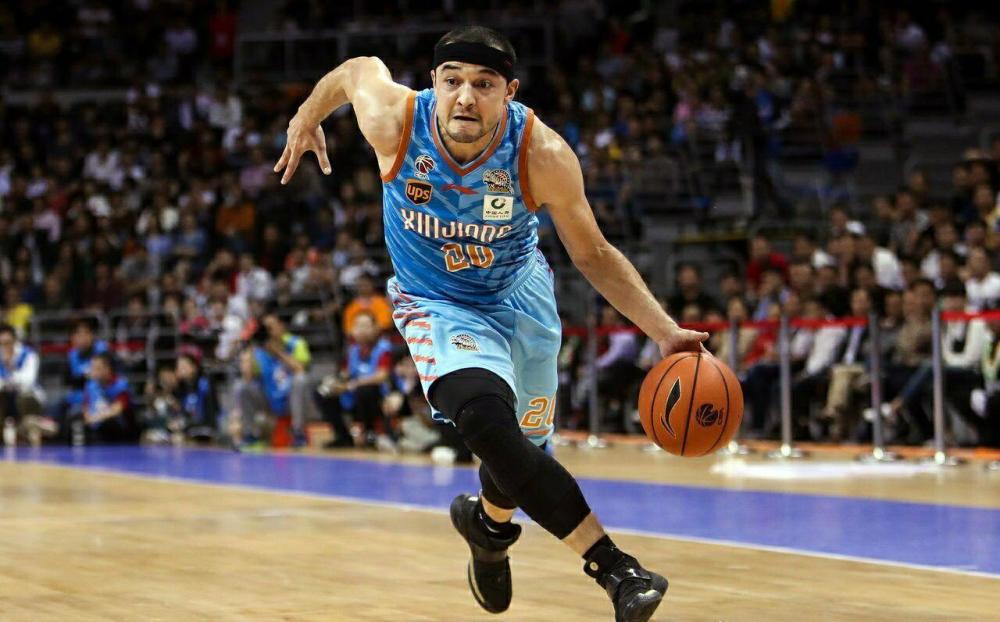 新疆男篮整体实力较山西略胜一筹,外援格鲁夫的加盟使新疆男篮实力