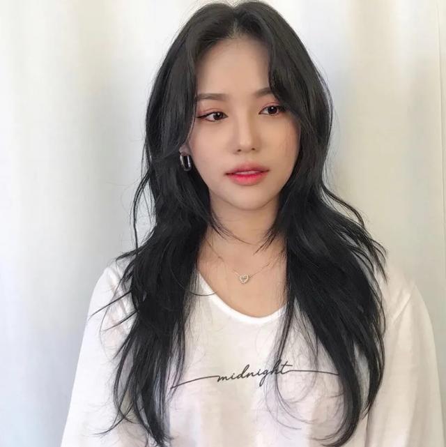 喜欢夏天留长发的小姐姐高层次发型是必不可少清爽又时髦