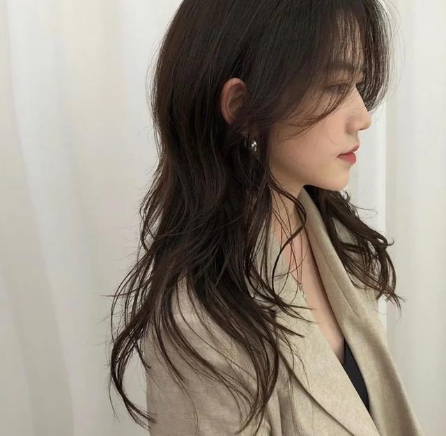 喜欢夏天留长发的小姐姐高层次发型是必不可少清爽又时髦