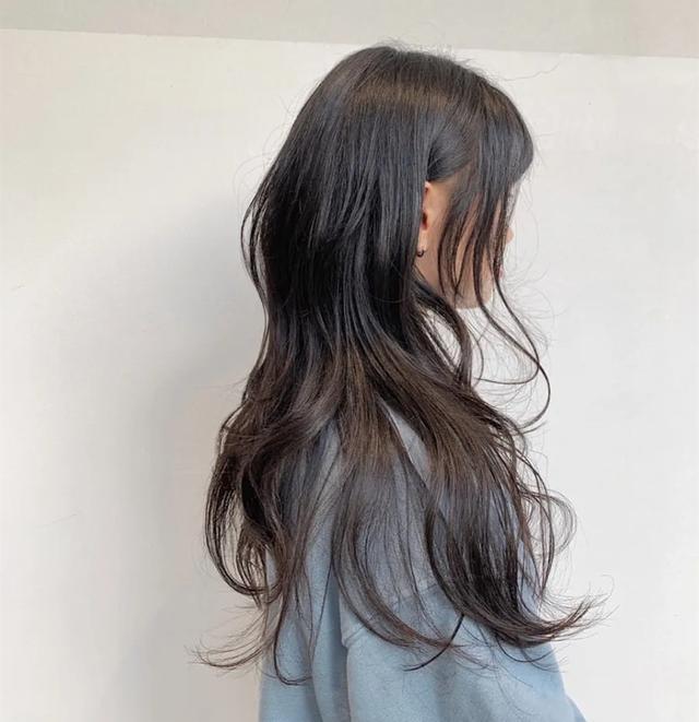 喜欢夏天留长发的小姐姐高层次发型是必不可少清爽又时髦