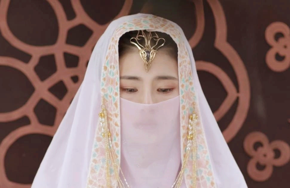 张无忌|张无忌初吻之谜！赵敏、周芷若鹬蚌相争，却被她渔翁得利