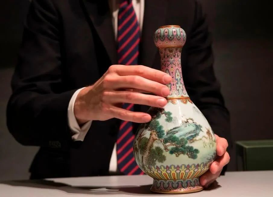 外国老妇闲置中国花瓶拍得6300万，没想到欧洲还是个捡漏天堂！_腾讯新闻