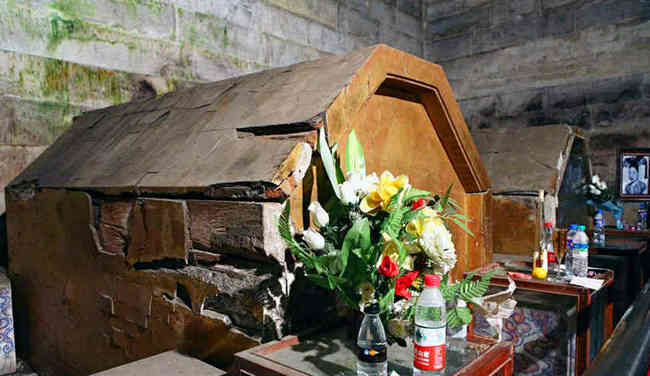 考古队打开了光绪皇帝的陵墓为什么先是作呕后来又沸腾了呢