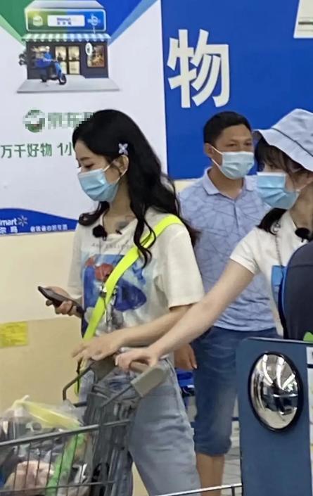 赵丽颖|赵丽颖《中餐厅》最新路透！小蛮腰实力抢镜，戴口罩难掩高鼻梁