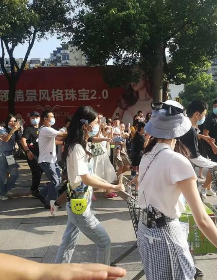 赵丽颖|赵丽颖《中餐厅》最新路透！小蛮腰实力抢镜，戴口罩难掩高鼻梁