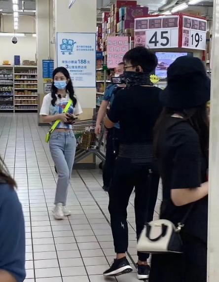 赵丽颖|赵丽颖《中餐厅》最新路透！小蛮腰实力抢镜，戴口罩难掩高鼻梁