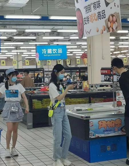 赵丽颖|赵丽颖《中餐厅》最新路透！小蛮腰实力抢镜，戴口罩难掩高鼻梁