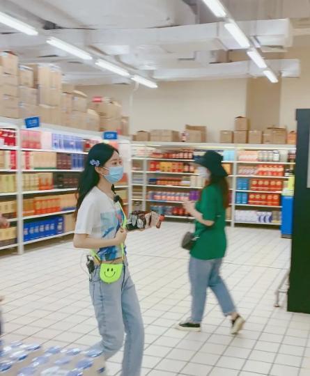 赵丽颖|赵丽颖《中餐厅》最新路透！小蛮腰实力抢镜，戴口罩难掩高鼻梁