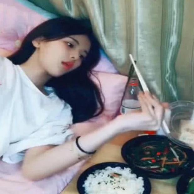 赵丽颖|赵丽颖《中餐厅》最新路透！小蛮腰实力抢镜，戴口罩难掩高鼻梁