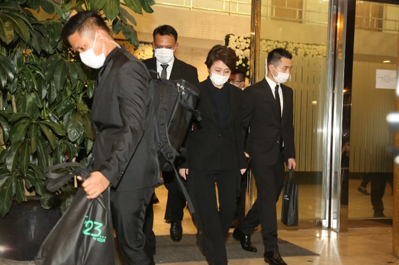 赌王设灵三位太太并排坐烧祭品别出心裁灵堂四字横匾概括一生