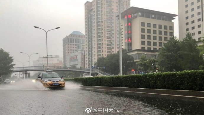 北京|北京大雨北京早高峰遇急雨 高考出行注意避堵