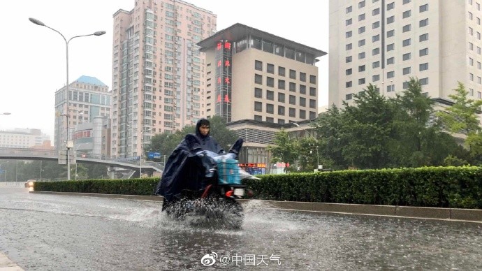 北京|北京大雨北京早高峰遇急雨 高考出行注意避堵
