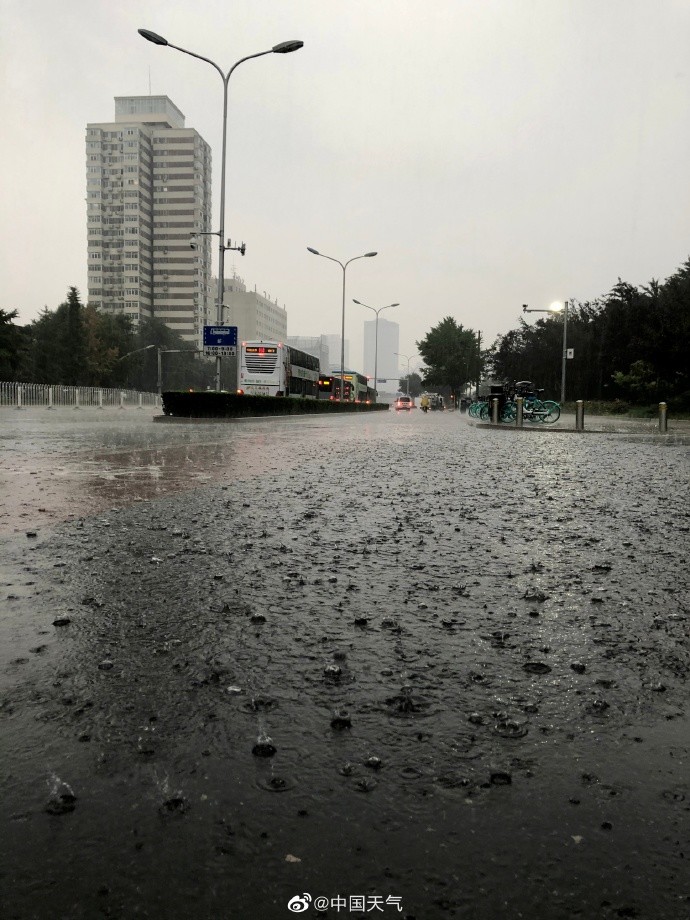 北京|北京大雨北京早高峰遇急雨 高考出行注意避堵