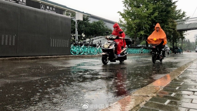 北京|北京大雨北京早高峰遇急雨 高考出行注意避堵