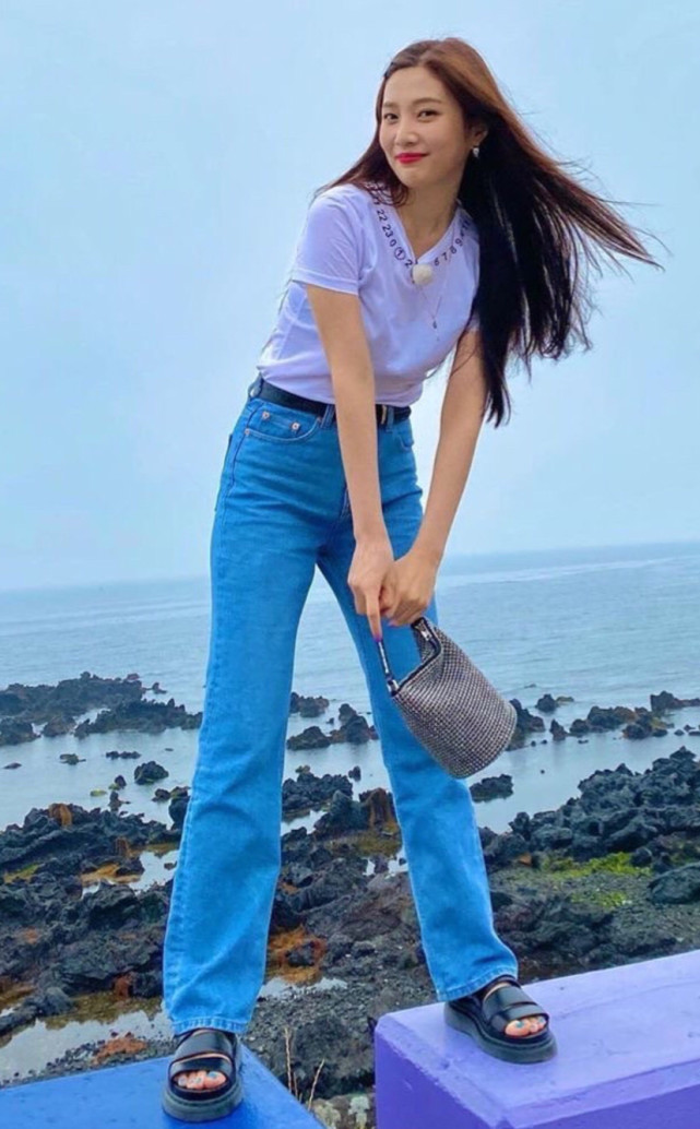 美女影视明星朴秀荣牛仔裤户外时尚甜美写真