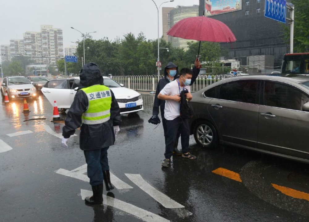人大附中|雨中，他们为考生撑起一片“晴天”