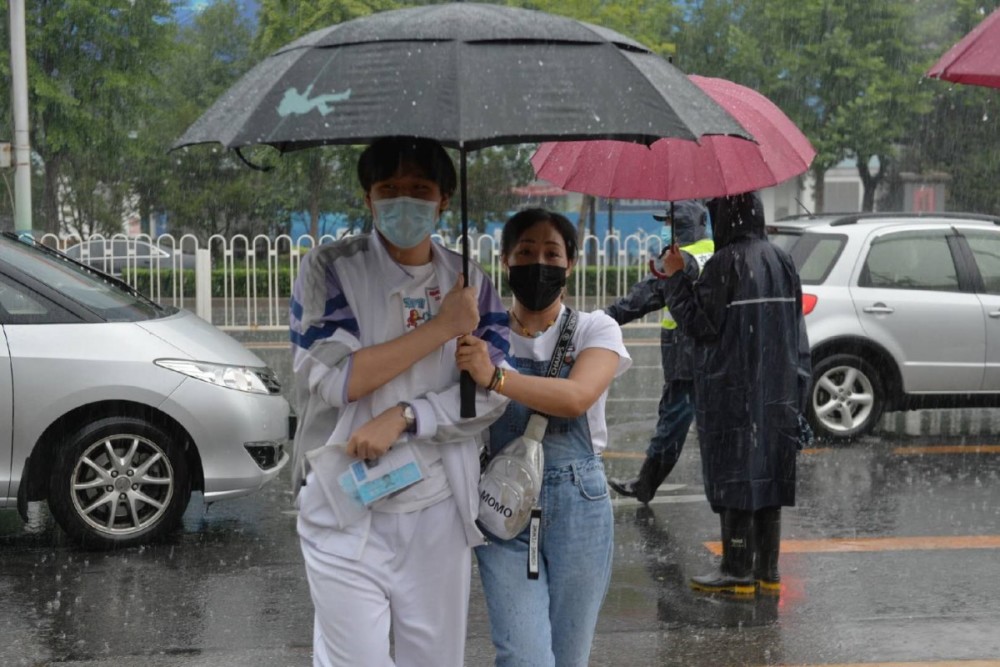 人大附中|雨中，他们为考生撑起一片“晴天”