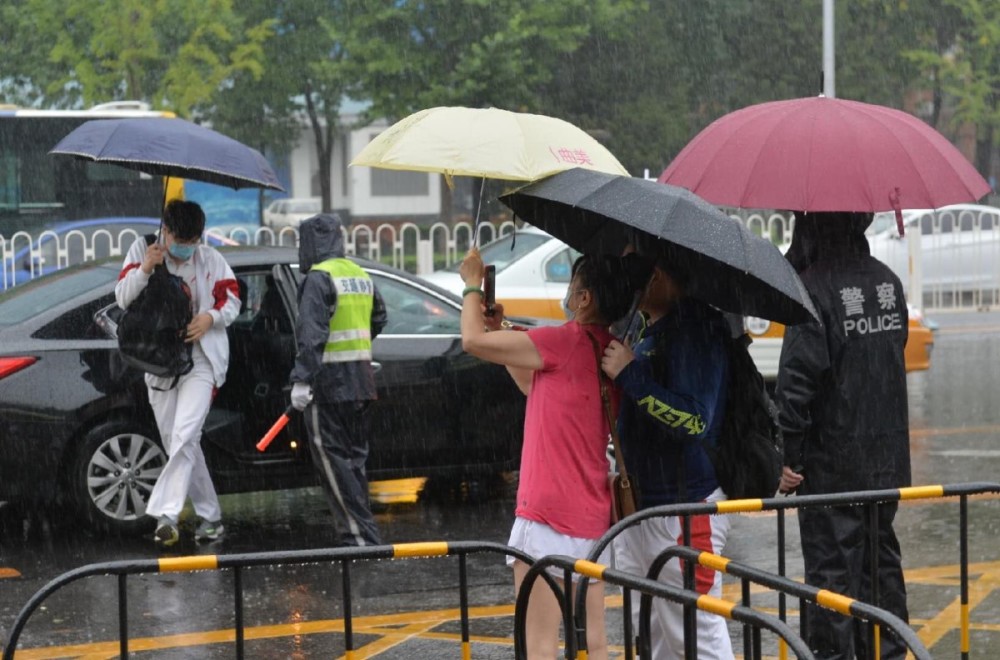 人大附中|雨中，他们为考生撑起一片“晴天”