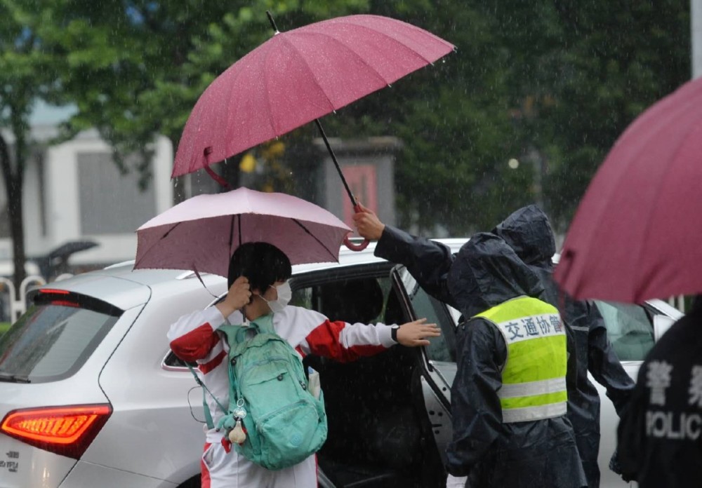 人大附中|雨中，他们为考生撑起一片“晴天”