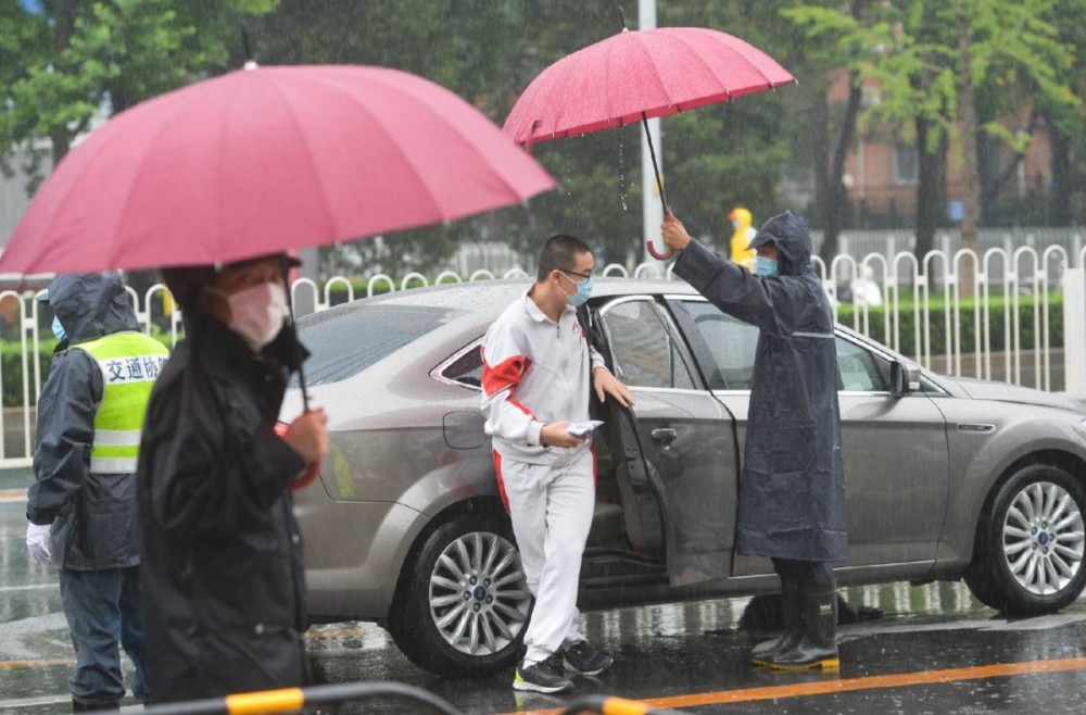 人大附中|雨中，他们为考生撑起一片“晴天”