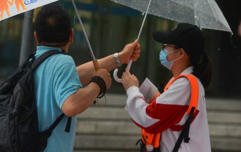 人大附中|雨中，他们为考生撑起一片“晴天”