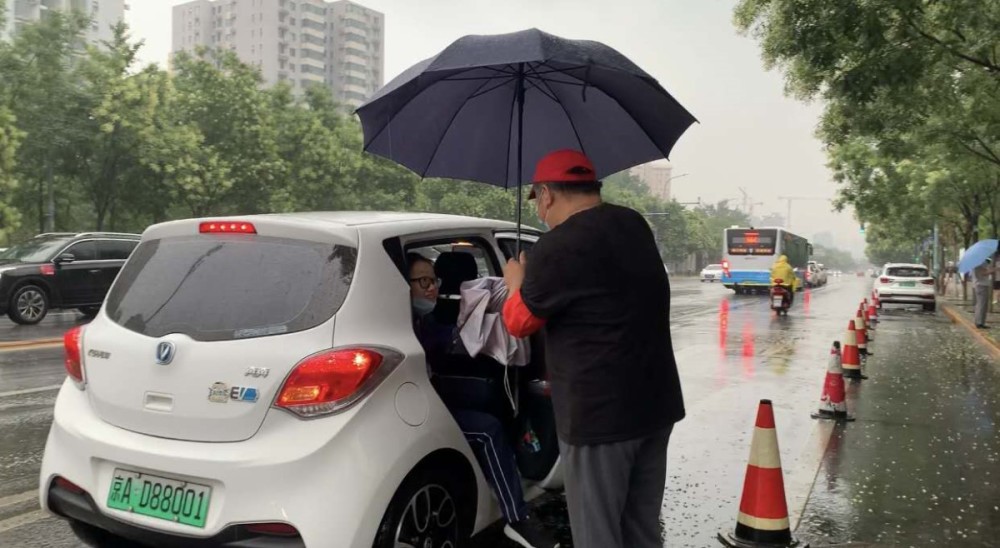 人大附中|雨中，他们为考生撑起一片“晴天”