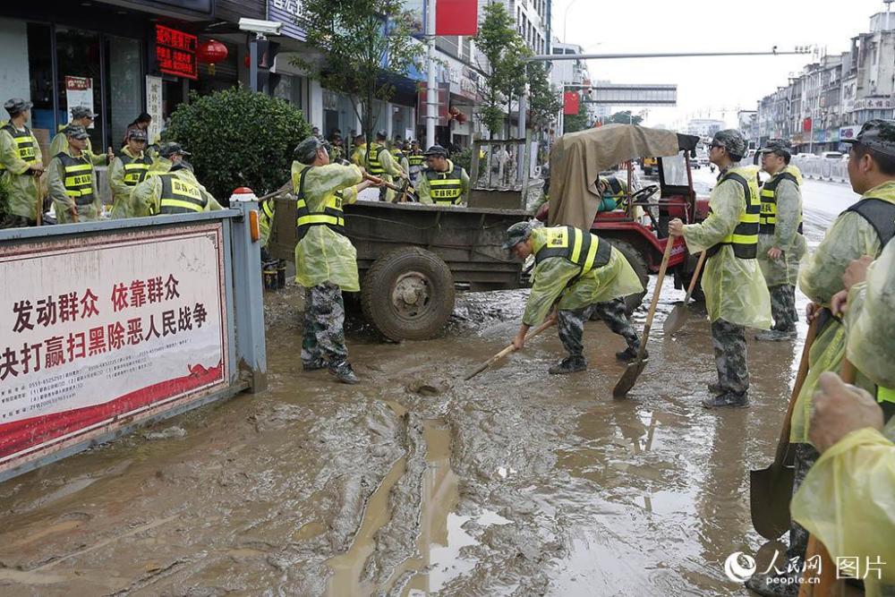 安徽省黃山市歙縣洪水退去,清淤,恢復道路交通和搶救受災物資等工作