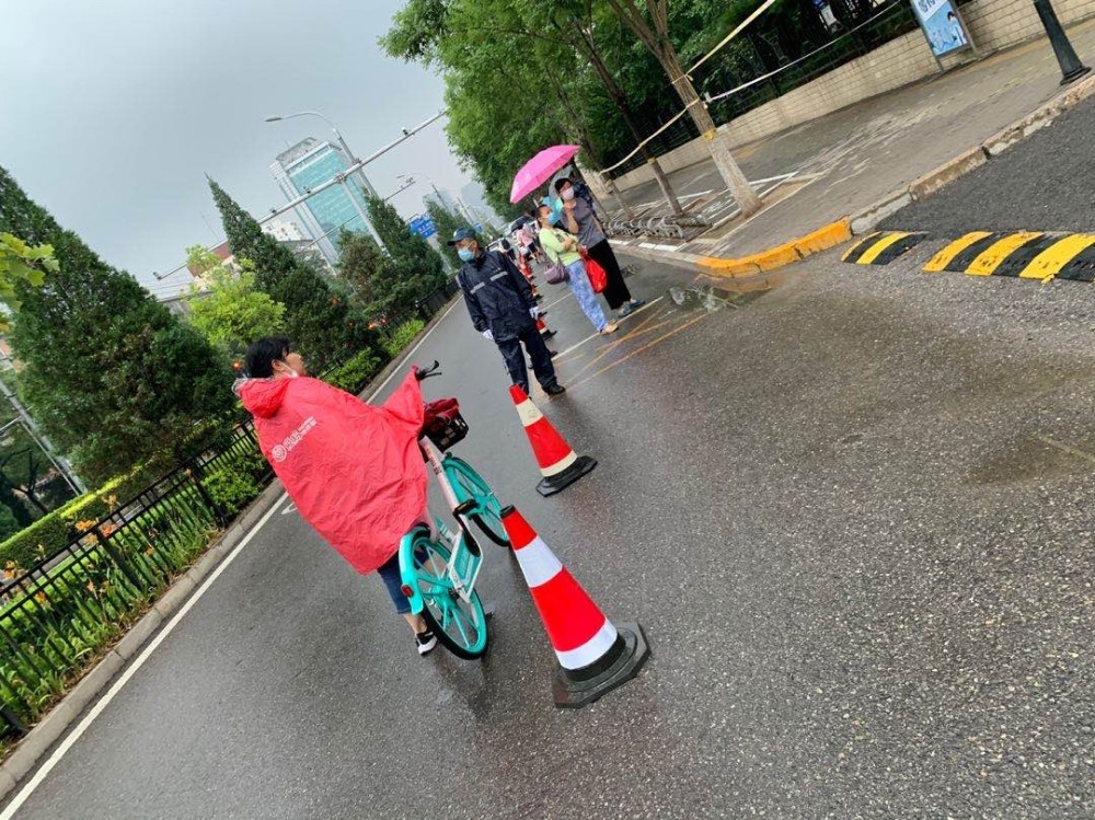 北京|暖心！下雨天，这个考场外组起爱心“护考队”