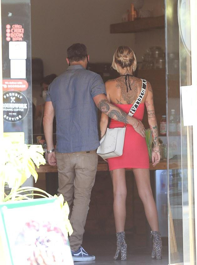 梅根福克斯老公与绯闻女友互撕视频外流分手与新女伴搂腰甜笑