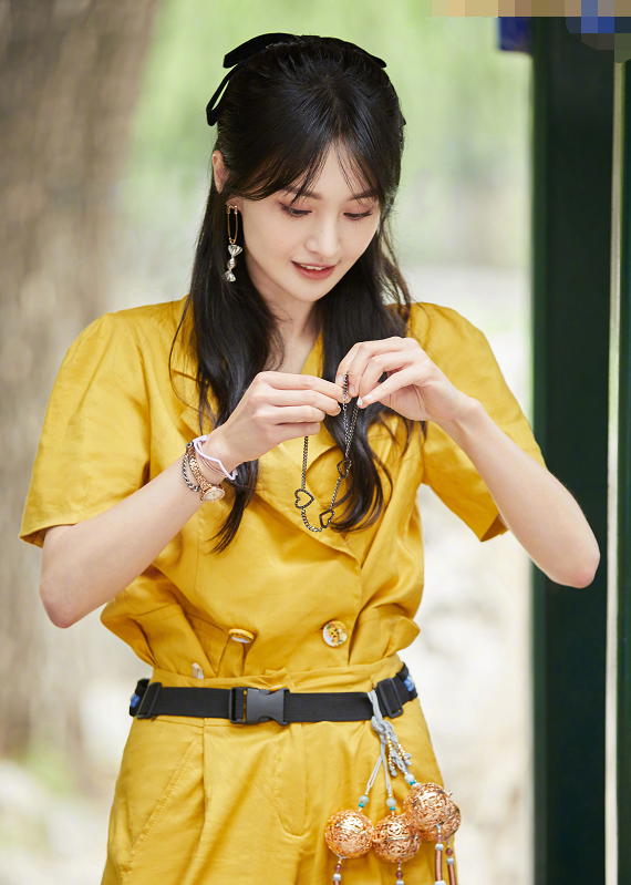 郑爽穿淡黄的长裙美炸天镜头无意中扫到她的影子真人比精修还瘦