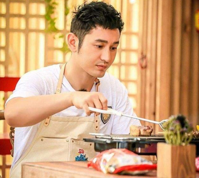 黄晓明|黄晓明海鲜店一夜爆红，去吃30只“大龙虾”，结账时却一言不发！