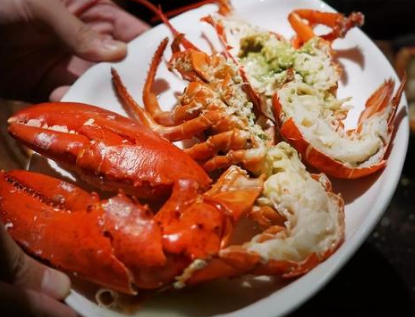 黄晓明|黄晓明海鲜店一夜爆红，去吃30只“大龙虾”，结账时却一言不发！