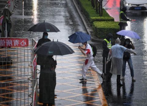 北京八一中学|高第三天 北京考生冒雨赶考