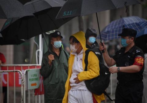 北京八一中学|高第三天 北京考生冒雨赶考