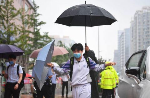 北京八一中学|高第三天 北京考生冒雨赶考