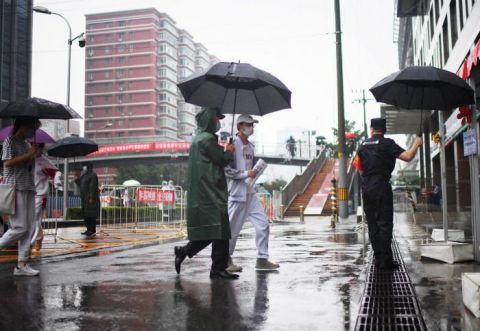 北京八一中学|高第三天 北京考生冒雨赶考