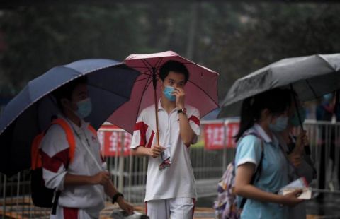 北京八一中学|高第三天 北京考生冒雨赶考