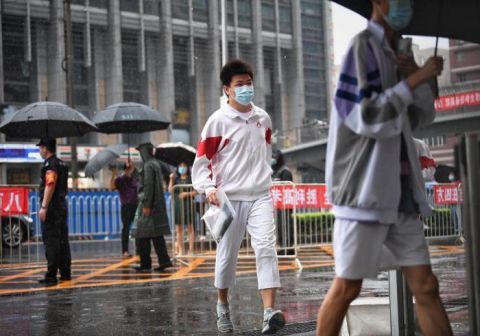 北京八一中学|高第三天 北京考生冒雨赶考