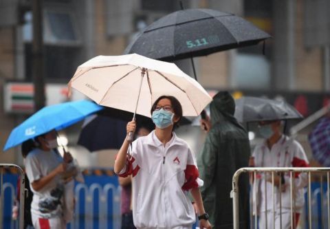 北京八一中学|高第三天 北京考生冒雨赶考