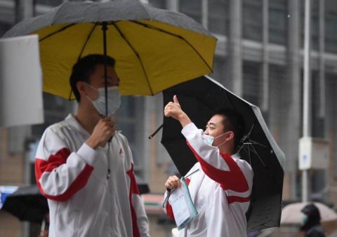 北京八一中学|高第三天 北京考生冒雨赶考