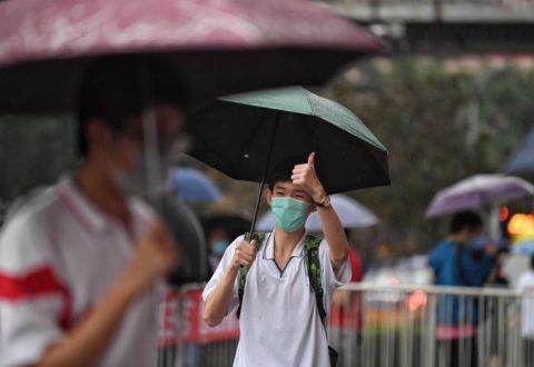 北京八一中学|高第三天 北京考生冒雨赶考