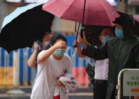 北京八一中学|高第三天 北京考生冒雨赶考