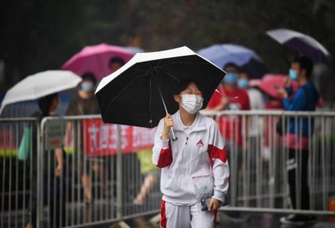 北京八一中学|高第三天 北京考生冒雨赶考