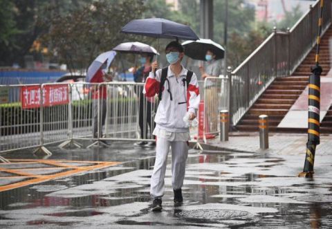 北京八一中学|高第三天 北京考生冒雨赶考