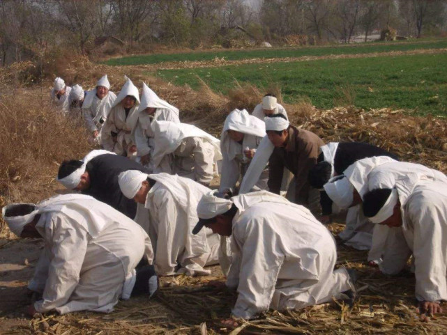 新聊斋:守灵夜棺材震动,端公说是"诈尸",不出月余儿子死了